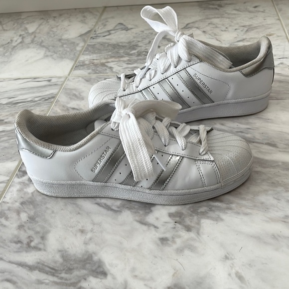 Adidas superstar shell toe in white and silver - Picture 1 of 5